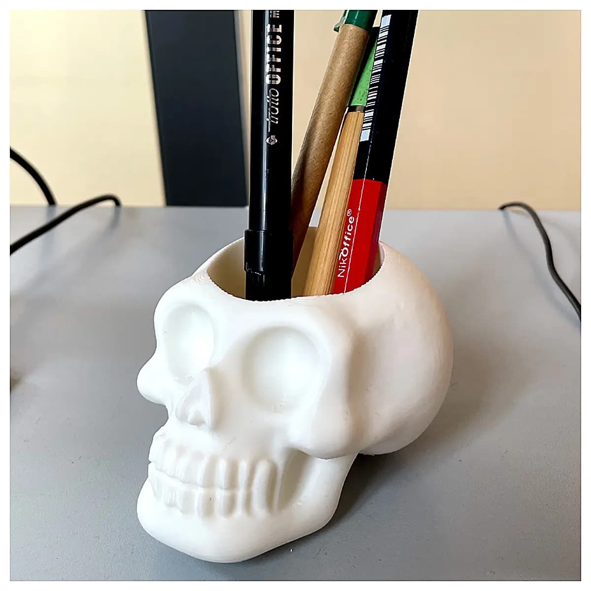 Halloween Skeleton Pencil Holder Skull Desk Decoration Bone Pen Holder Festive Miniature Figurine Desktop Ornament Skull Shaped Accessory