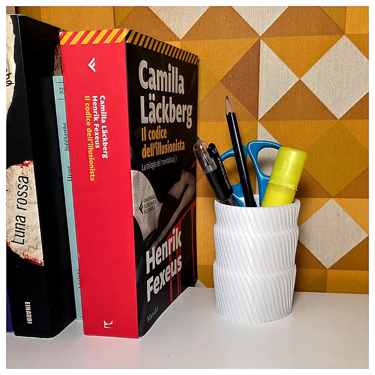 Minimalist Pen Holder Desk Organizer Pencil Case Office Supplies Creative Desktop Decoration Pen Stand Storage Solutions