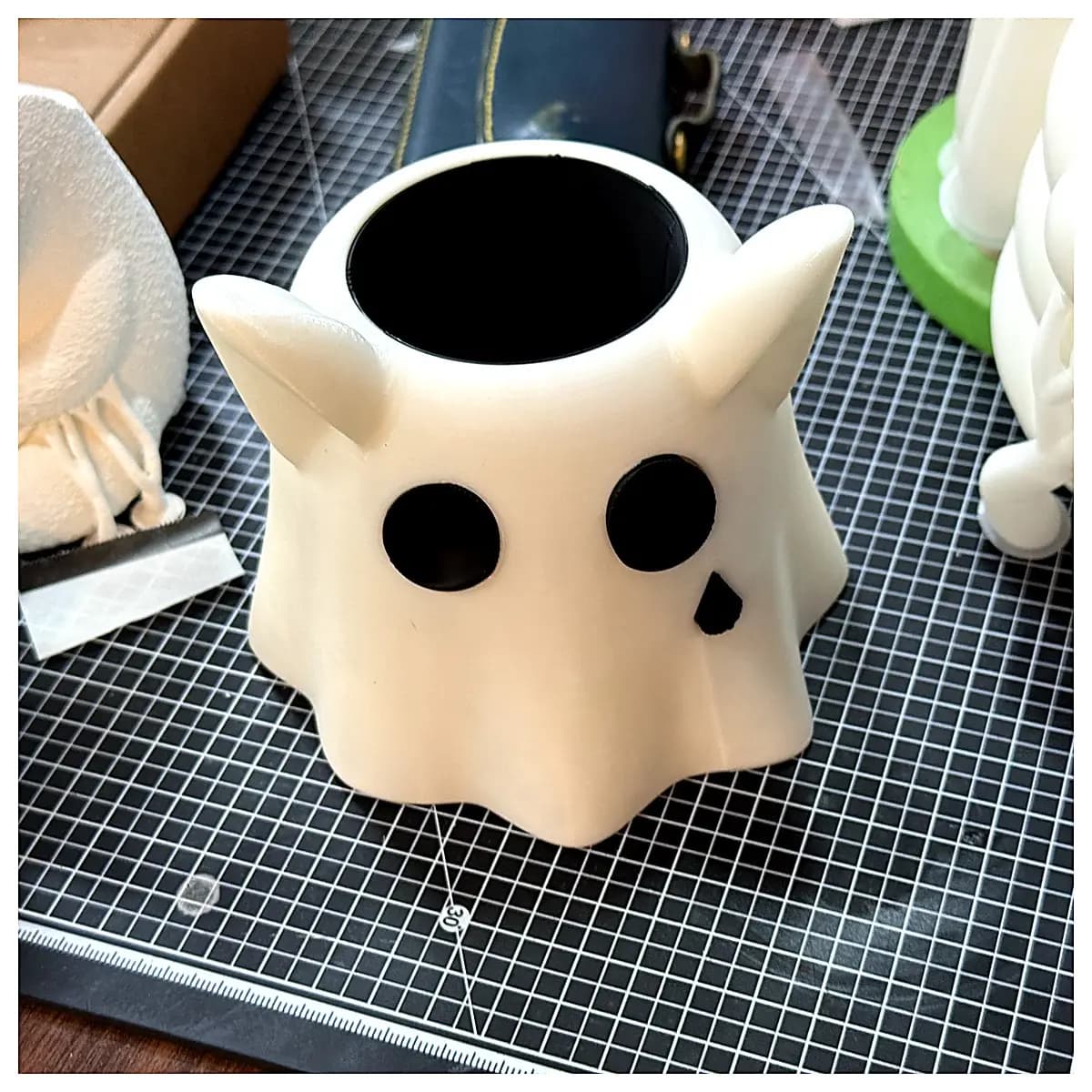 Ghost Pencil Holder Creative Desktop Decoration Ghost Figurine Horror Theme Spooky Art Ghost Model Desk Ornament Gift Collectible