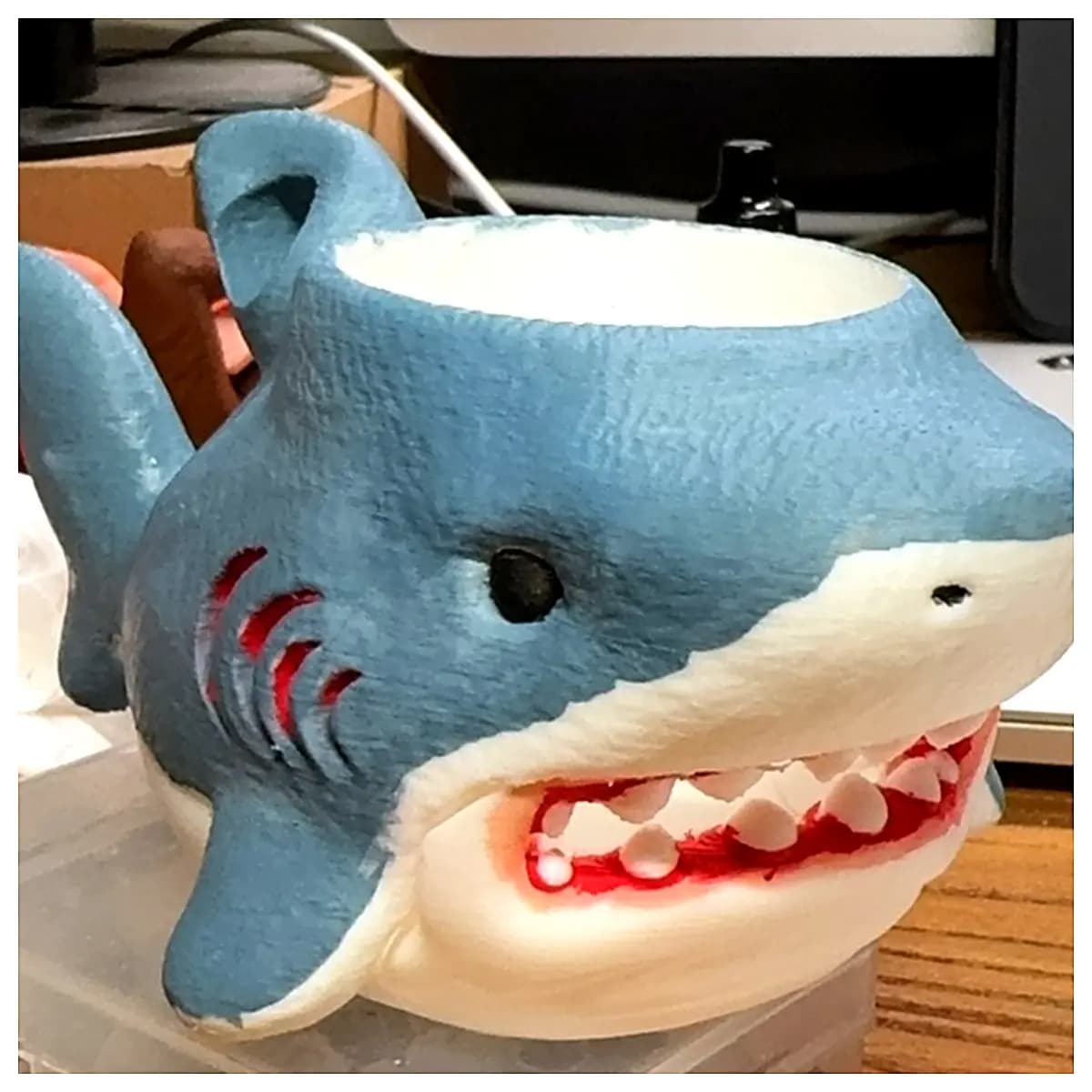 Shark Cup Pen Holder Desk Organizer Creative Pen Stand Office Storage Lazy Person Gadget Multi functional Holder Mobile Stand Decoration