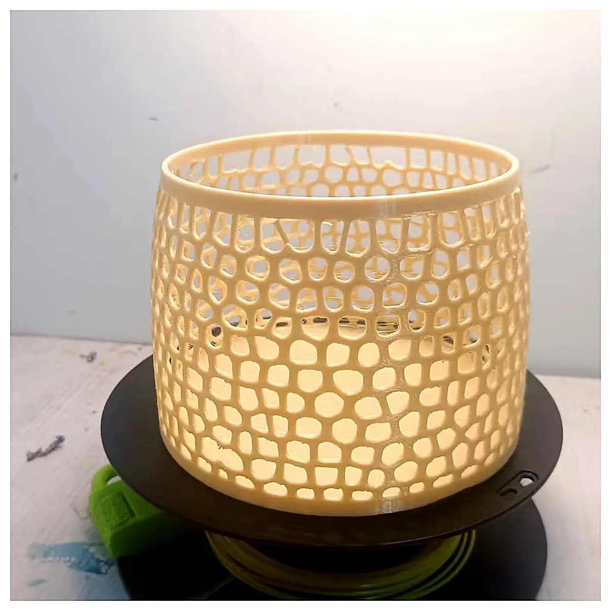 Carved Pen Holder Organizer Basket Creative Desktop Storage Box Office Pen Organizer Shelf Pen Case Holder Student Book Stand Simple Design