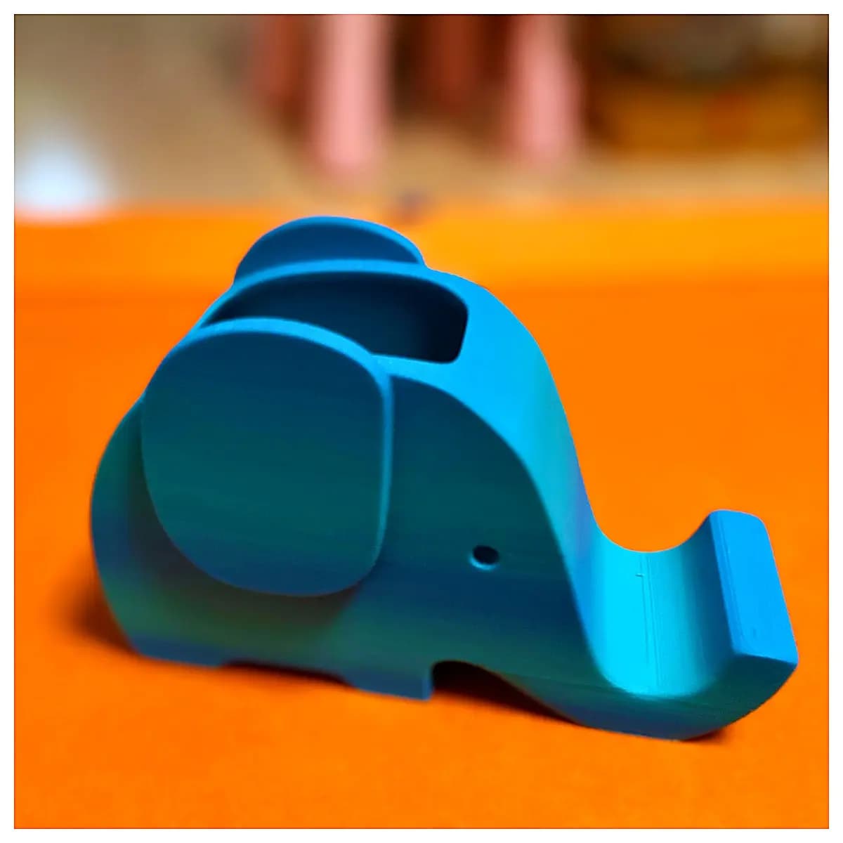 Cute Elephant Pen Holder Phone Stand 2 in 1 Desk Organizer Multi Functional Creative Decoration Phone Holder Pen Cup Office Study