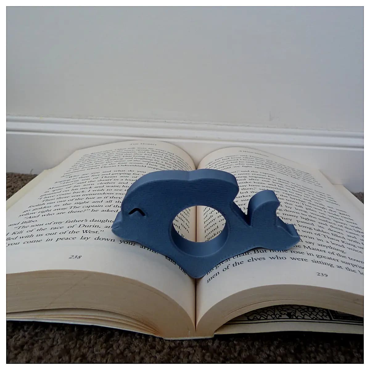 Dolphin Shaped Book Stand Adult Dolphin Decoration Book Holder Office Study Display Creative Shelf Accessory Support