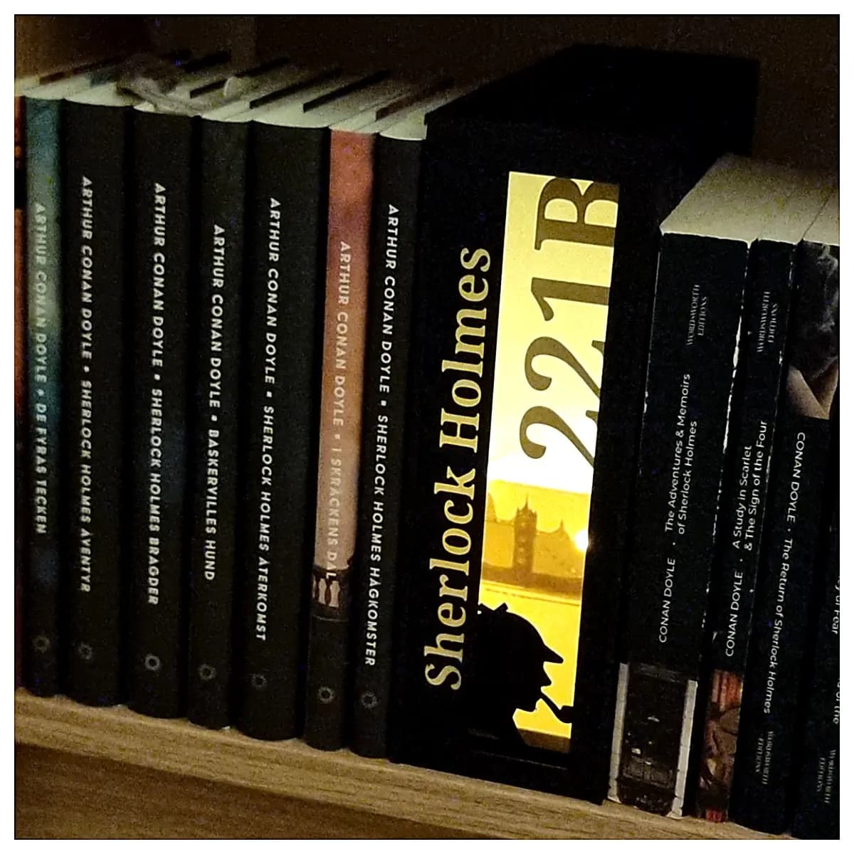 Sherlock Holmes Book Stand Model Detective Figurine Desktop Display Book Holder Collectible Gift Decoration