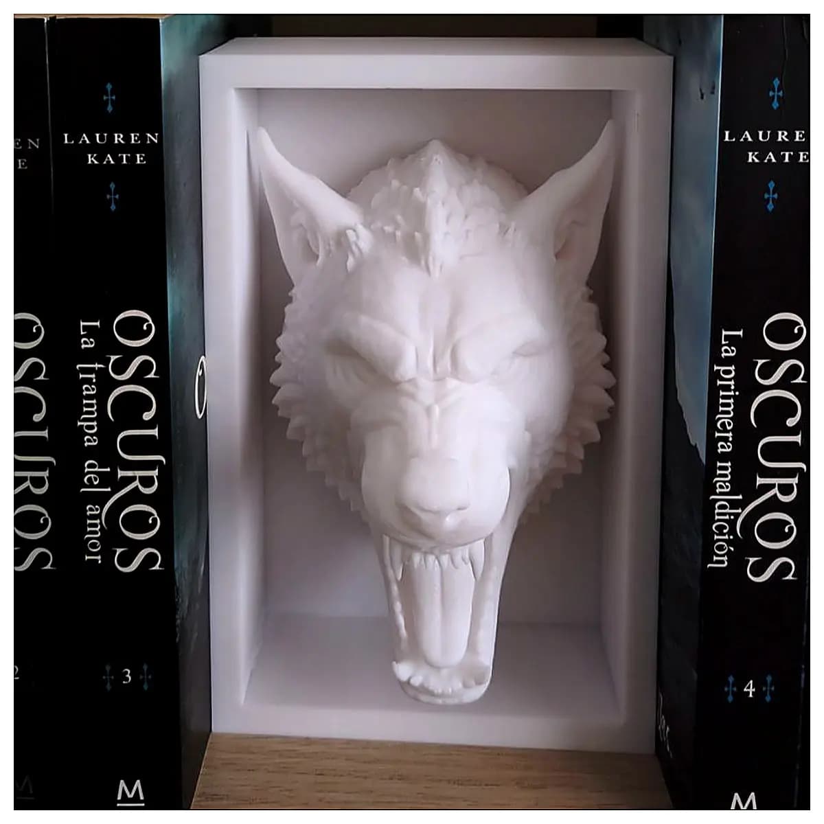Book Stand Figurine Wolf of Knowledge Shelf Decor Display Piece Desktop Ornament Wolf Sculpture Art Figurine Study Placement