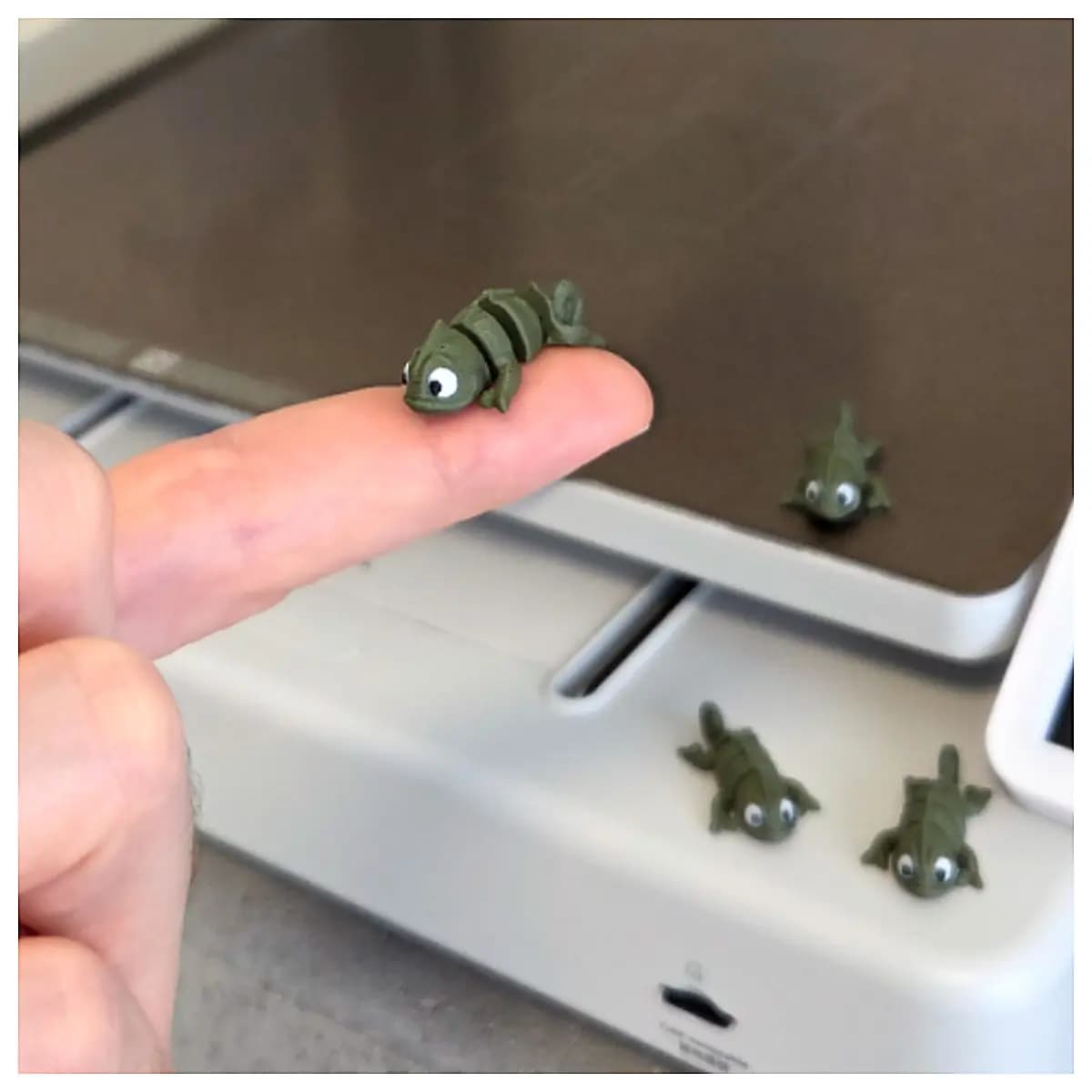 Mini Chameleon Toy Movable Changing Realistic Pet Model Chameleon Figure Collectible Gift Educational Toys
