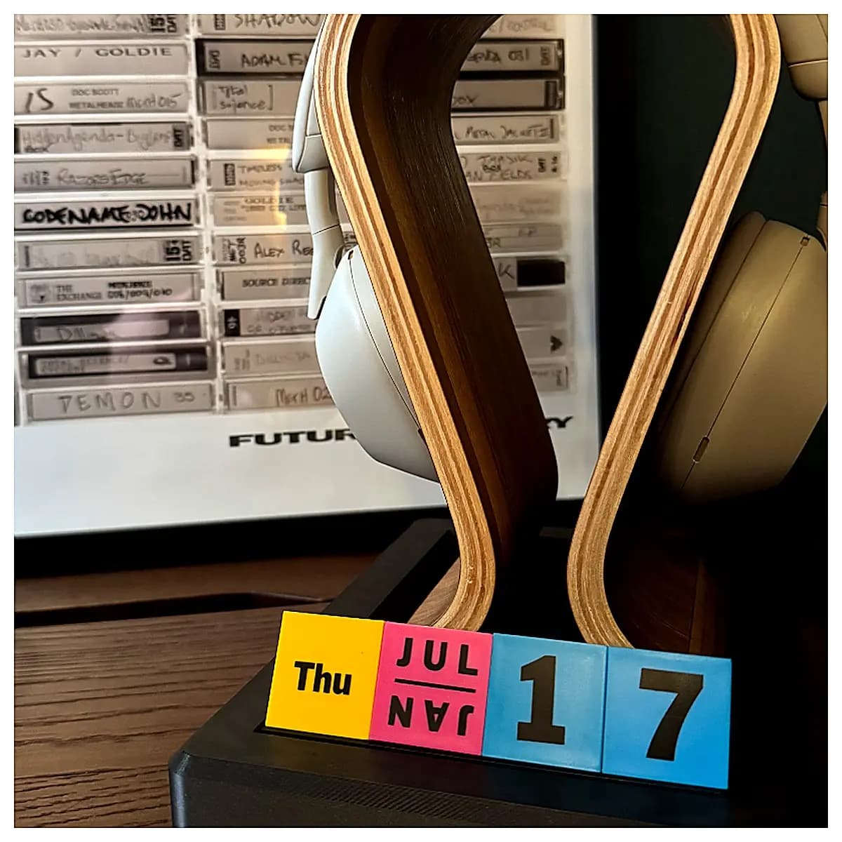 MoMA Calendar Earbud Holder Desk Organizer Phone Stand Creative Decoration Display Shelf Earbud Accessories