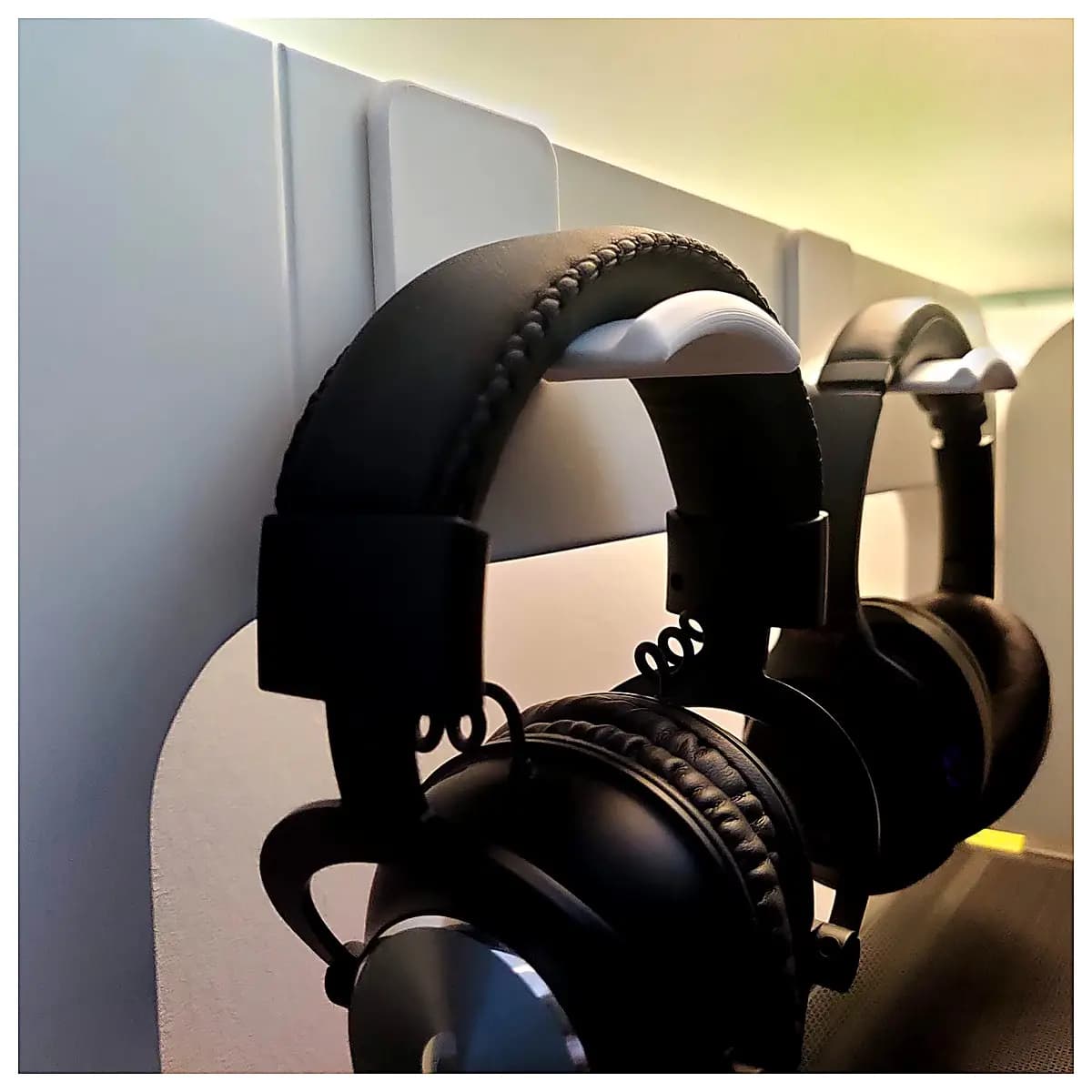 Headphone Cord Holder Clip Mobile Phone Stand Bracket Phone Strap Accessory Phone Earbud Holder Support Stand Mount