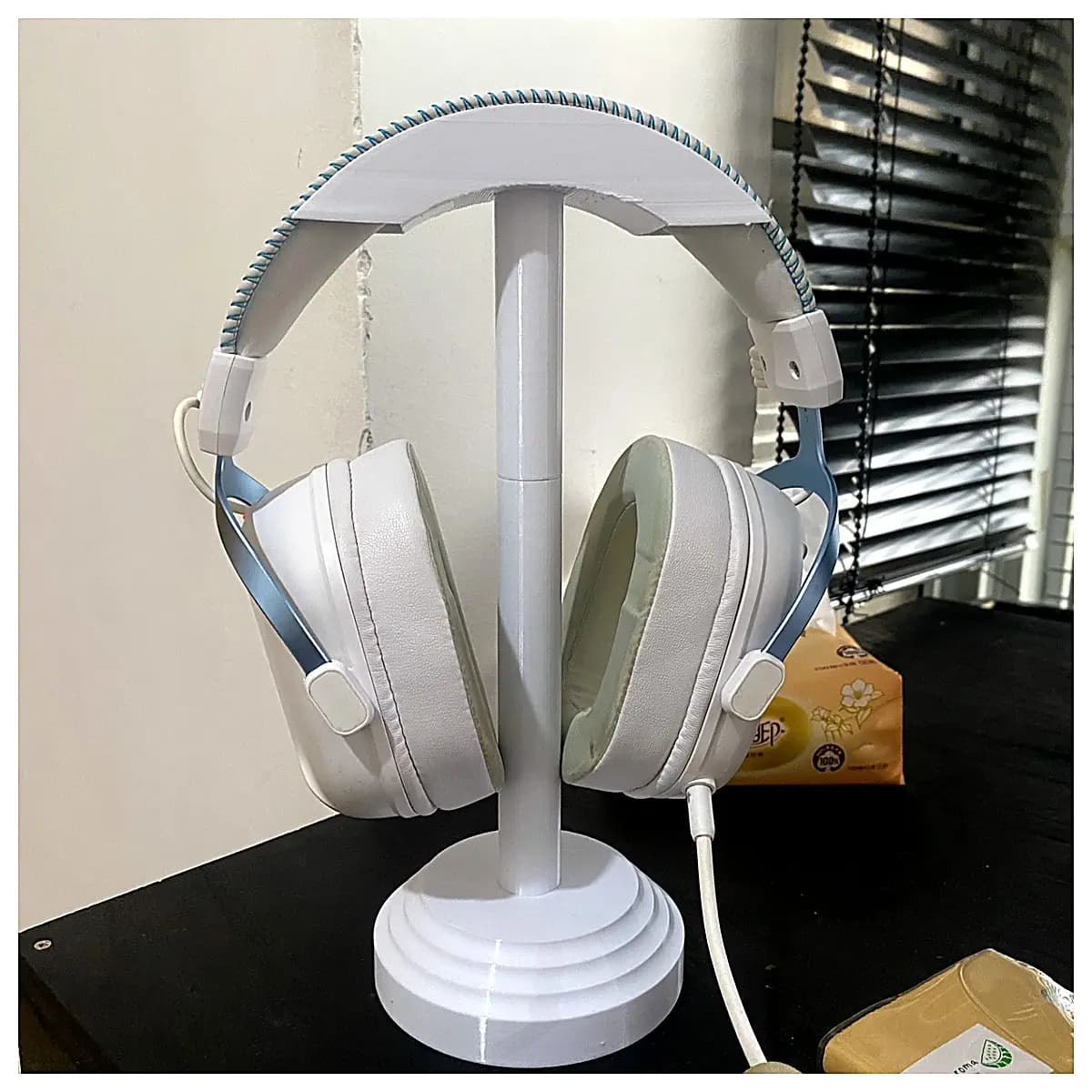 Headphone Holder Mount Earbud Stabilizer Phone Holder Bracket Car Mount Desktop Stand Mobile Accessory Support