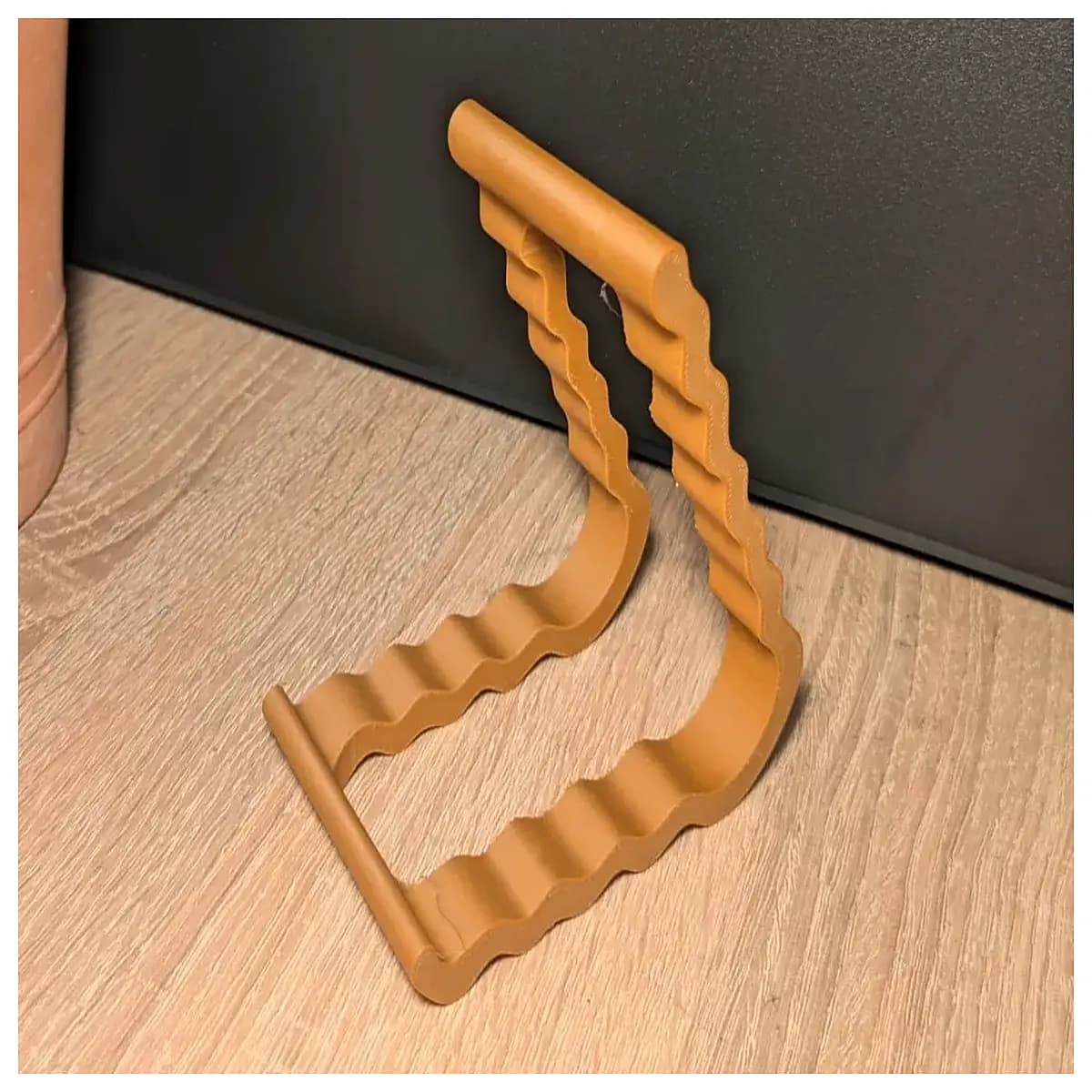 wave curved phone holder desktop adjustable non slip silicone grip for tablet universal charging base