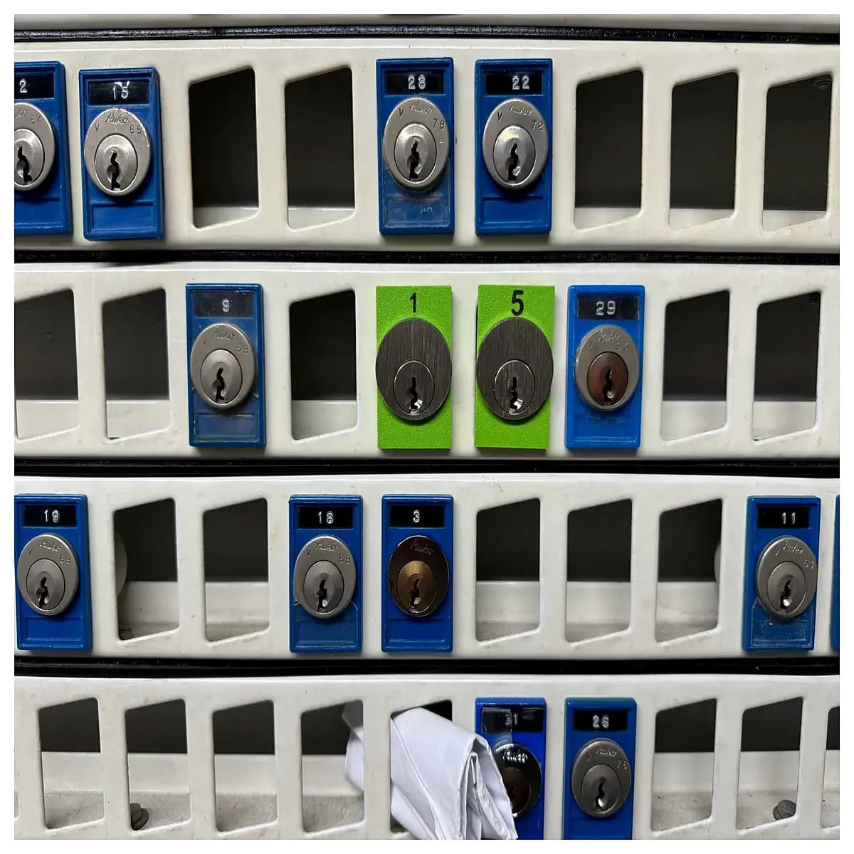 washer dryer locking device for laundry room privacy portable door lock for shared laundry facilities security latch for public washers anti theft lau