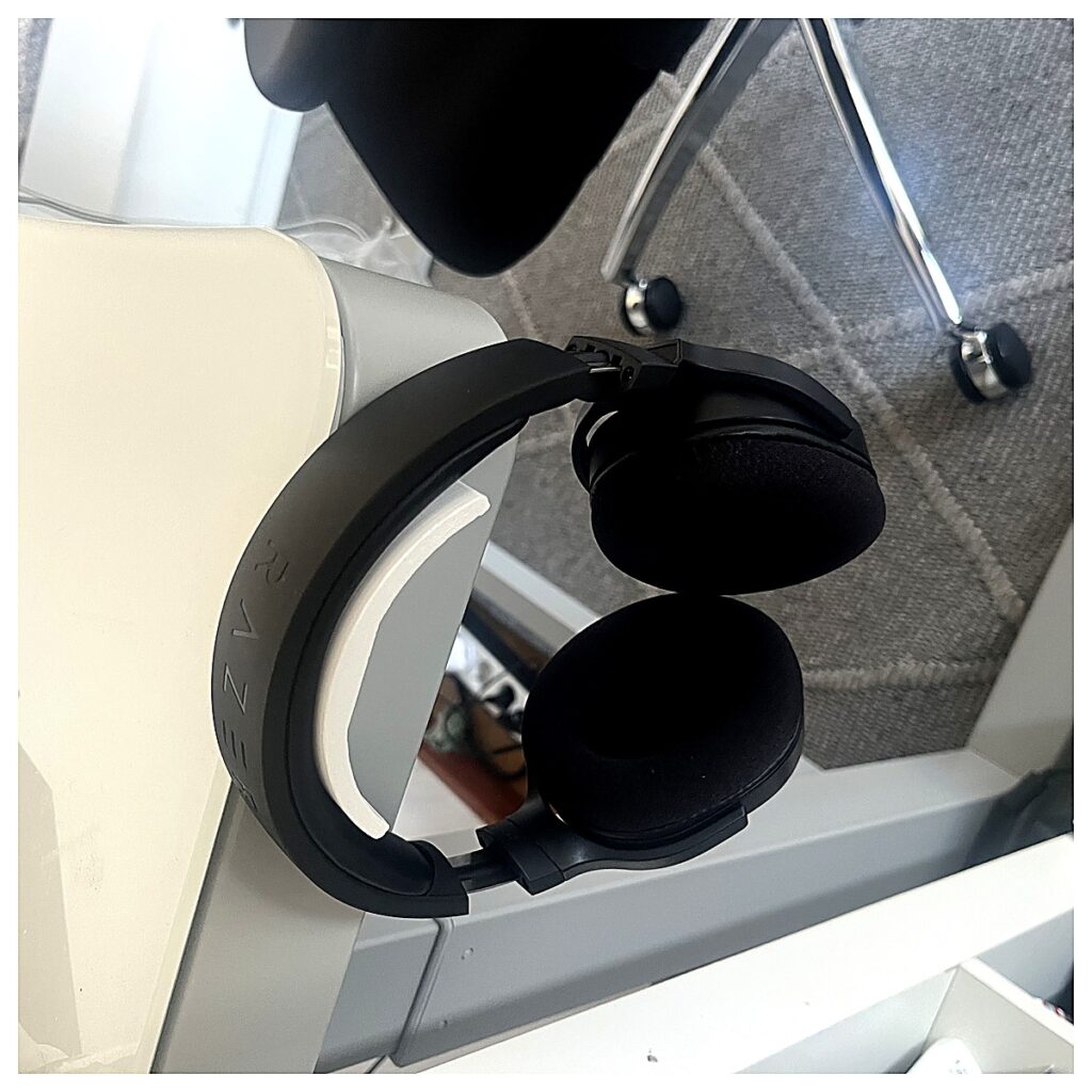 Headphone Holder Clip Earbud Grip Phone Headphone Strap Accessory Holder Mobile Phone Support Bracket